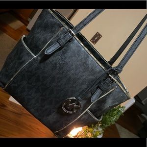 Michael Kors tote purse good condition w/ wallet